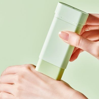 Охлаждающий солнцезащитный стик с экстрактом центеллы TOCOBO Cica Cooling Sun Stick SPF50+ PA++++, 18 г на KRKR.COM.UA